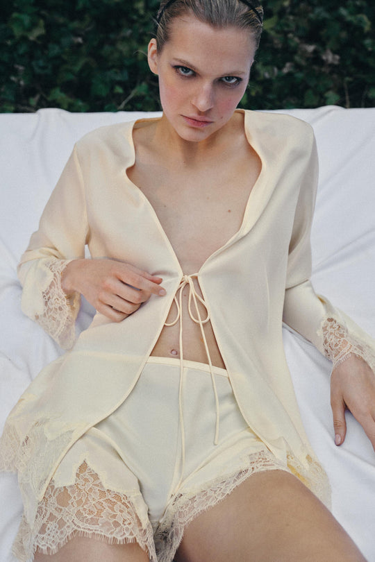Short lingerie satiné en dentelle