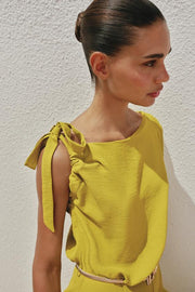 Combinaison à manche asymétrique avec ceinture