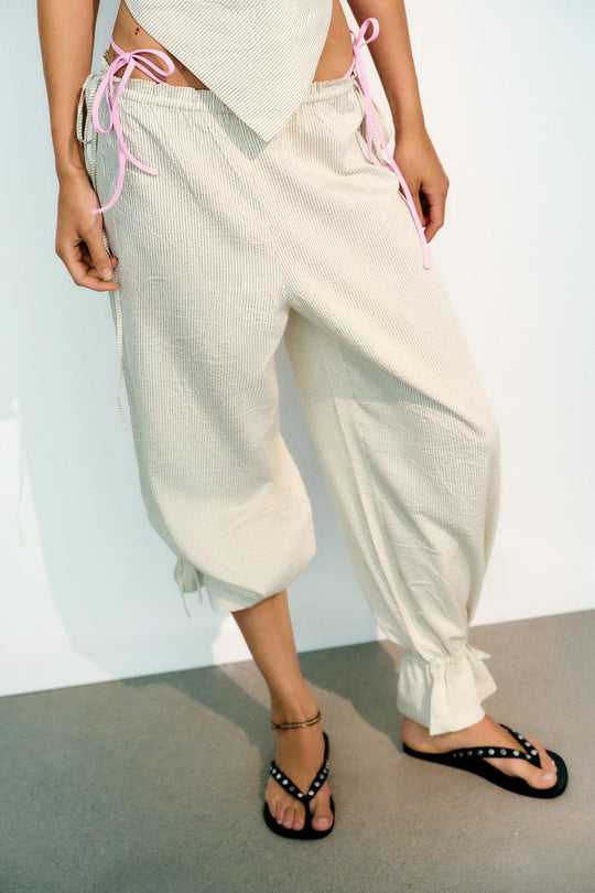 Pantalon bouffant à rayures et liens noués