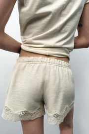 Short contrasté en dentelle