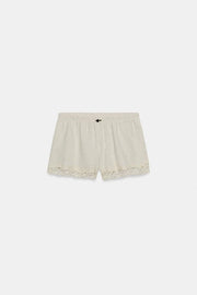 Short contrasté en dentelle