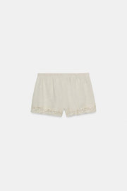 Short contrasté en dentelle