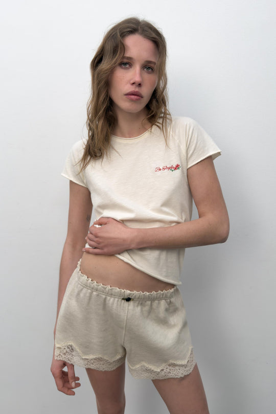 Short contrasté en dentelle