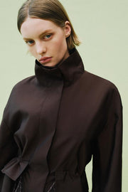 Veste à col montant taille réglable