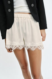 Short satiné en dentelle