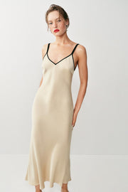 Robe midi satinée à passepoils contrastés