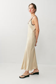 Robe midi satinée à passepoils contrastés