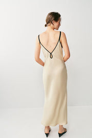 Robe midi satinée à passepoils contrastés