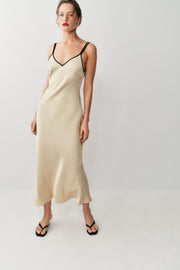 Robe midi satinée à passepoils contrastés