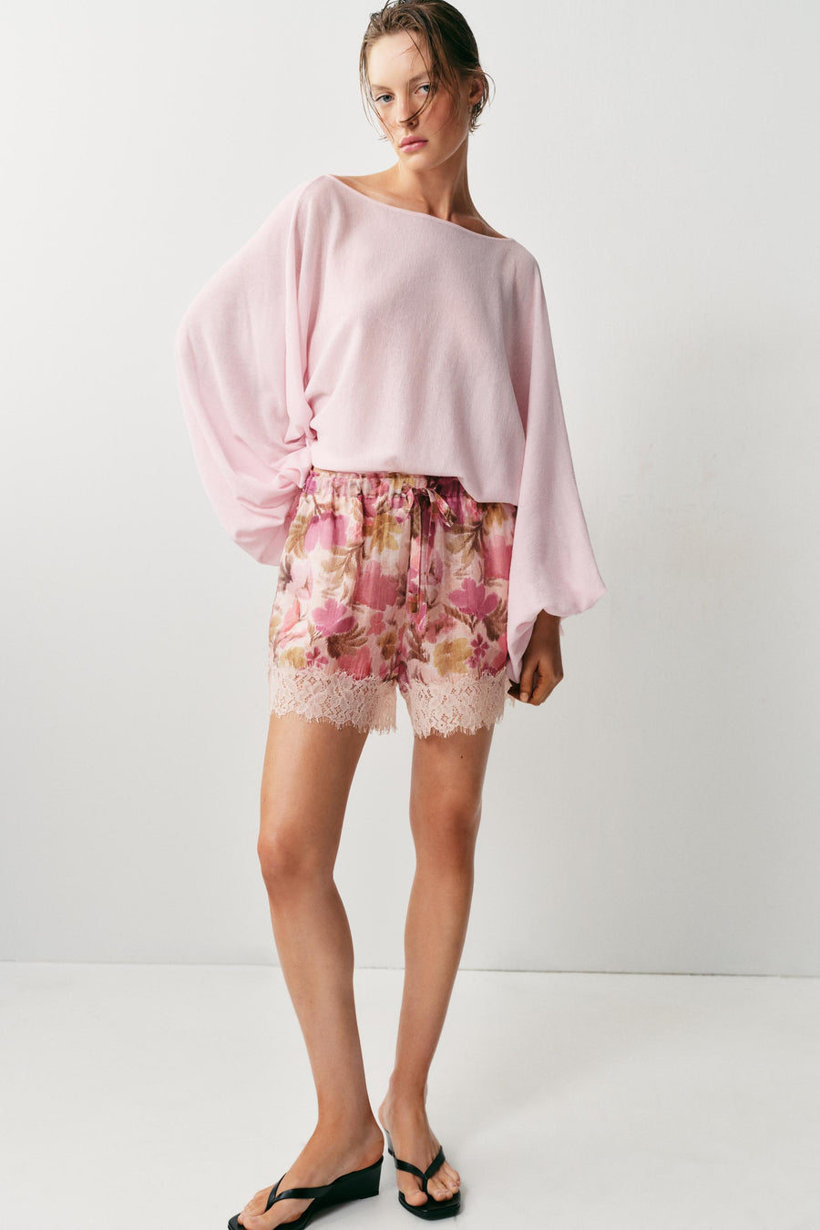 Short imprimé floral en dentelle