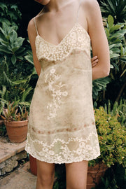 Robe en organza imprimée et brodée