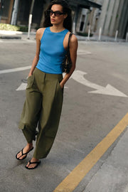 Pantalon à pinces avec passant au dos