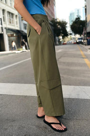 Pantalon à pinces avec passant au dos