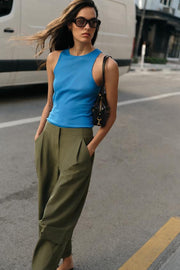 Pantalon à pinces avec passant au dos