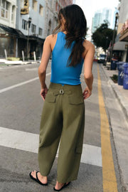 Pantalon à pinces avec passant au dos