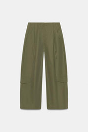 Pantalon à pinces avec passant au dos