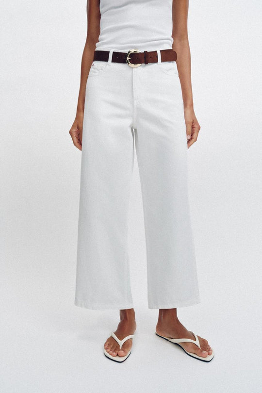 Jean à jambe large court taille haute avec ceinture
