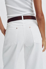 Jean à jambe large court taille haute avec ceinture