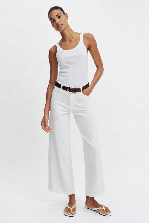 Jean à jambe large court taille haute avec ceinture