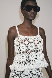 Top en maille crochetée à fleurs