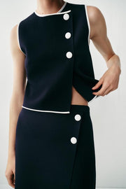 Top en maille à boutons contrastés