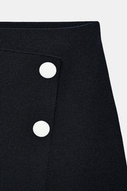 Jupe courte en maille à boutons contrastés