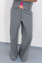 Pantalon évasé à fines rayures