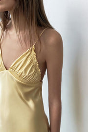 Robe midi satinée à fronces