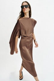 Robe midi satinée effet cape