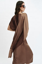 Robe midi satinée effet cape