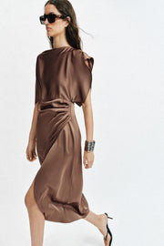 Robe midi satinée effet cape
