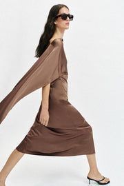 Robe midi satinée effet cape