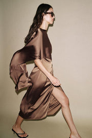 Robe midi satinée effet cape