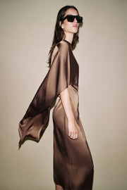 Robe midi satinée effet cape