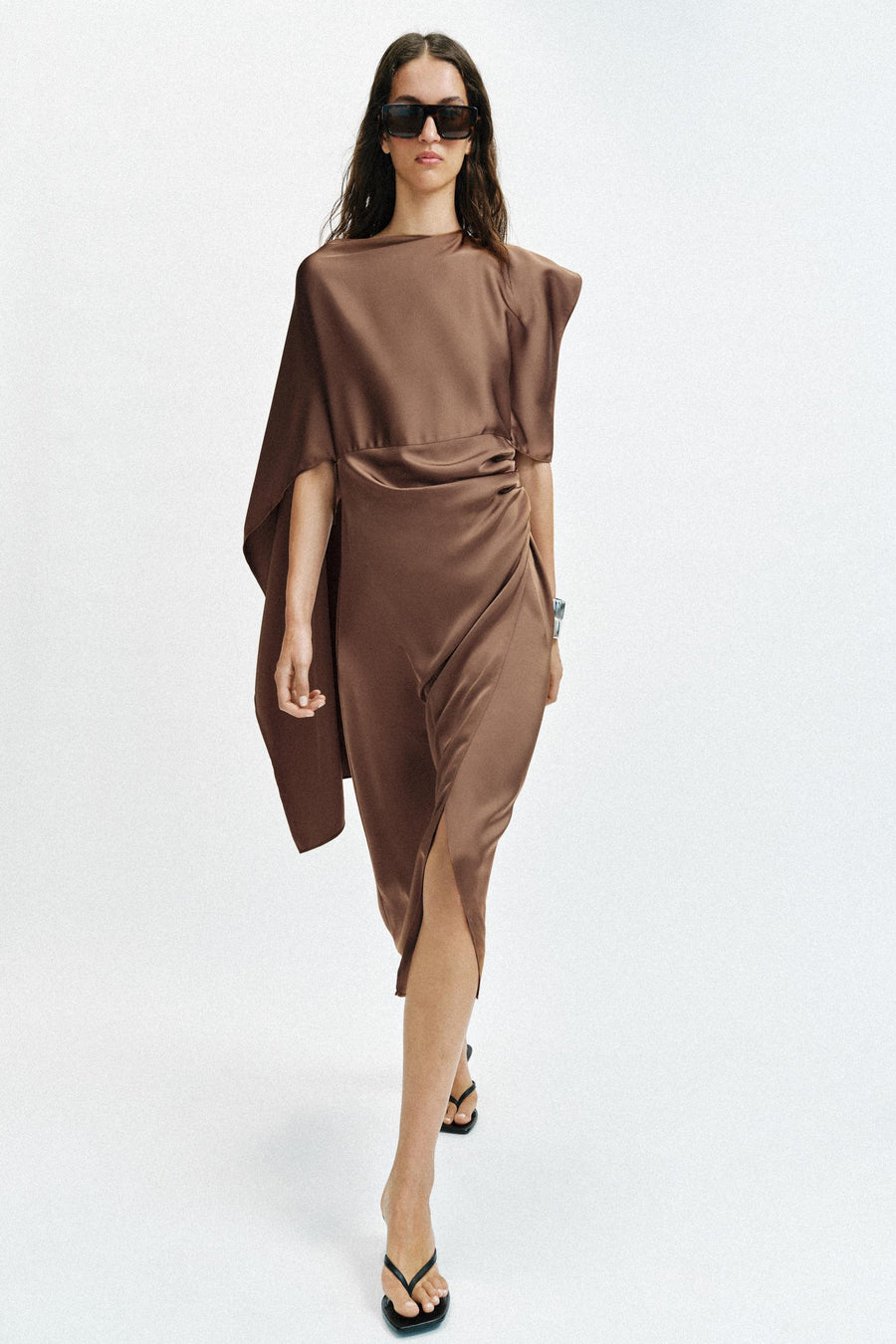 Robe midi satinée effet cape