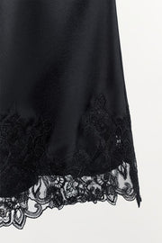 Jupe mini satinée en dentelle