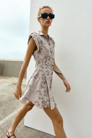 Robe brodée à sequins avec ceinture