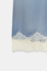 Robe satinée en dentelle