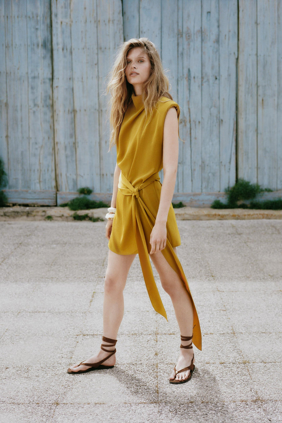 Robe courte à lien noué et épaulettes