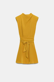 Robe courte à lien noué et épaulettes