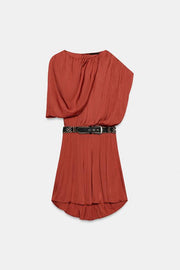 Robe courte asymétrique avec ceinture