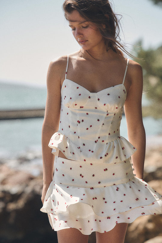 Top satiné à volants et motif fraises