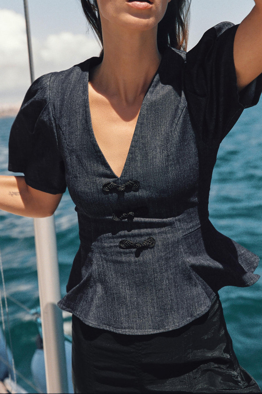 Top peplum à brandebourgs