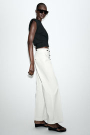 Pantalon à boutons métalliques