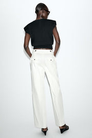 Pantalon à boutons métalliques