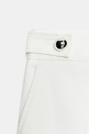 Pantalon à boutons métalliques