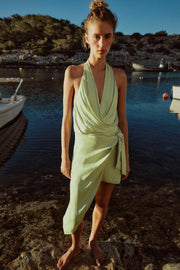 Robe asymétrique satinée avec nœud