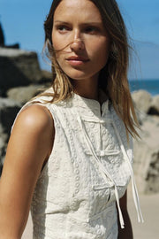 Top à broderies ajourées et brandebourgs