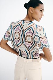 Top court à broderies ajourées