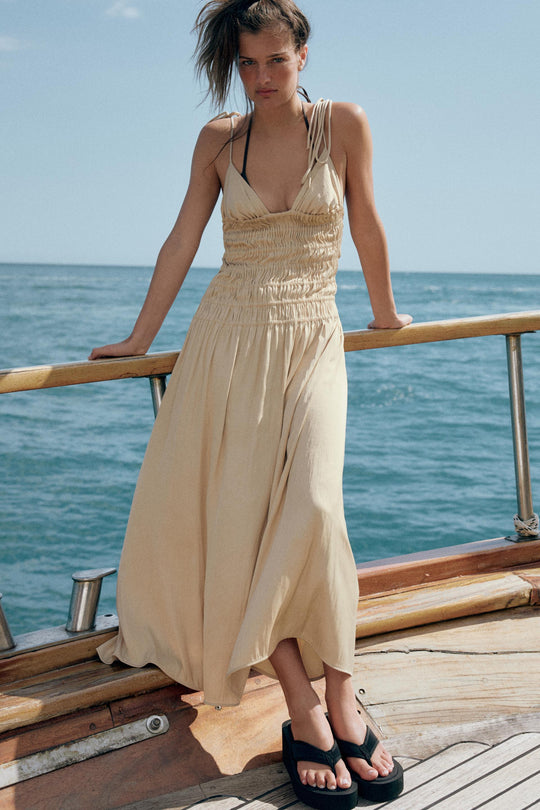 Robe midi satinée à fronces